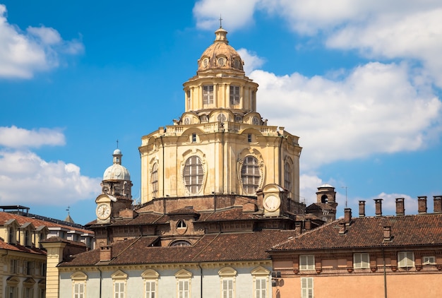 TORINO, ITALIA - CIRCA AGOSTO 2020: Prospettiva sull'elegante e barocca chiesa di San Lorenzo a Torino. Incredibile luce naturale con un cielo blu.