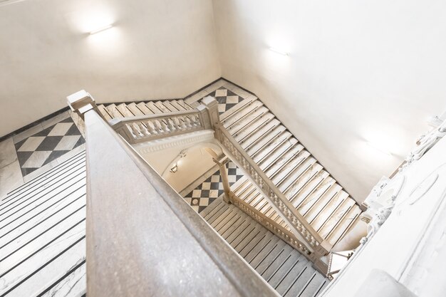 TORINO, ITALIA - CIRCA MAGGIO 2021: scala di lusso in marmo in un antico palazzo italiano