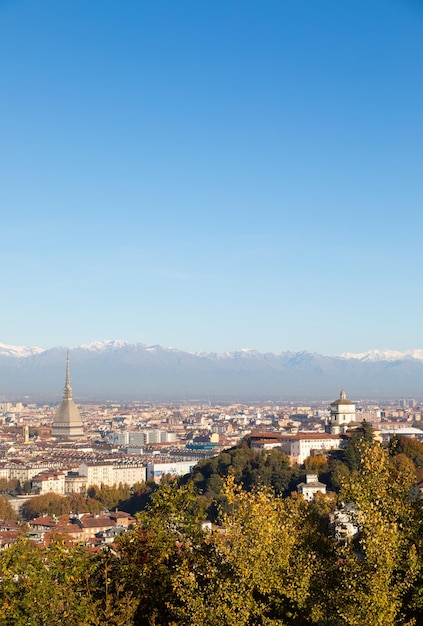 Torino, Italia - Circa novembre 2021: Panorama con Alpi e Mole Antonelliana,. Skyline del simbolo della Regione Piemonte con Monte dei Cappuccini - Collina dei Cappuccini. Luce dell'alba.
