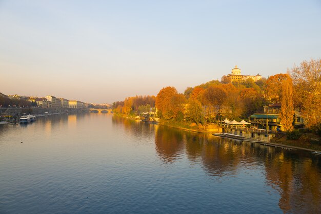 Torino (Torino), fiume Po, chiesa sulla collina e alberi colorati