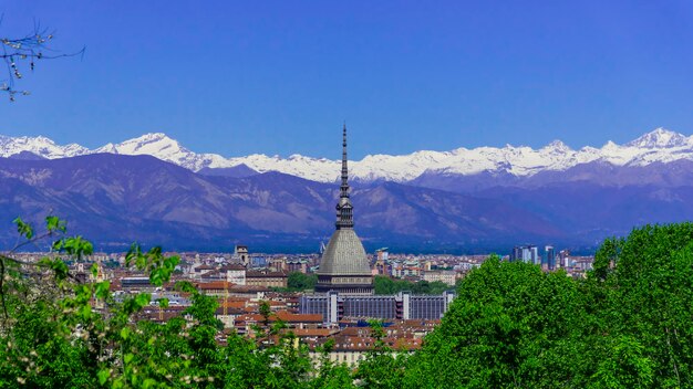 Torino, Torino, panorama dell'orizzonte timelapse aereo con Mole Antonelliana, Monte dei Cappuccini e le Alpi sullo sfondo. Italia, Piemonte, Torino.