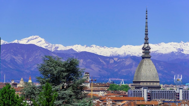 Torino, Torino, panorama dell'orizzonte timelapse aereo con Mole Antonelliana, Monte dei Cappuccini e le Alpi sullo sfondo. Italia, Piemonte, Torino.