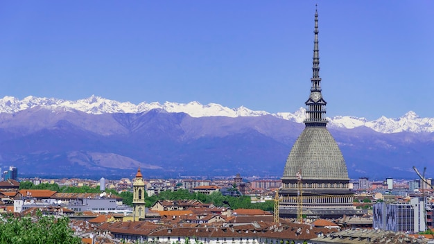 Torino, Torino, panorama dell'orizzonte timelapse aereo con Mole Antonelliana, Monte dei Cappuccini e le Alpi sullo sfondo. Italia, Piemonte, Torino.