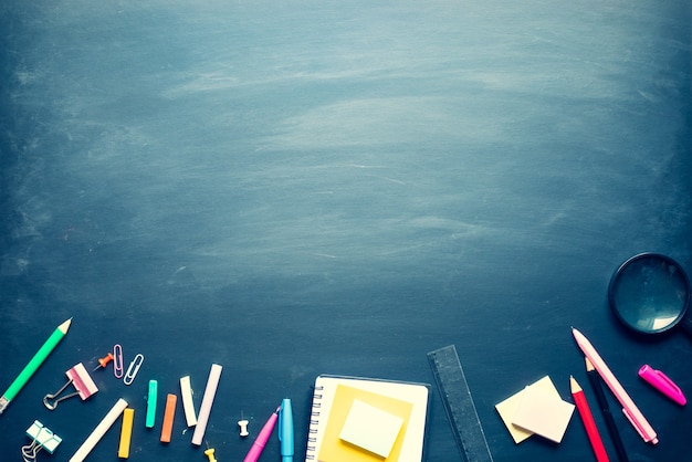 Torna a materiale scolastico e accessori per ufficio su sfondo lavagna. Vista dall'alto design