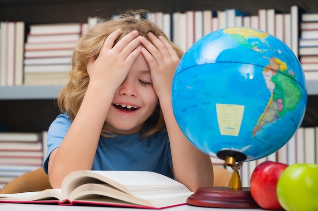 Torna a scuola divertente bambino della scuola elementare con libro istruzione bambino studio e apprendimento