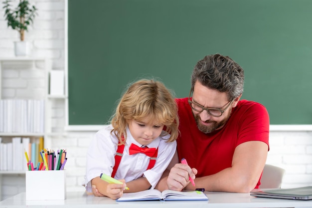 Torna a scuola Educazione scolastica e bambini concetto bambino felice studente a lezione scolastica