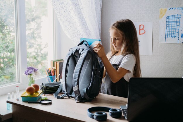 Torna a scuola le precauzioni igieniche per la sicurezza degli scolari dopo il coronavirus la studentessa sta andando