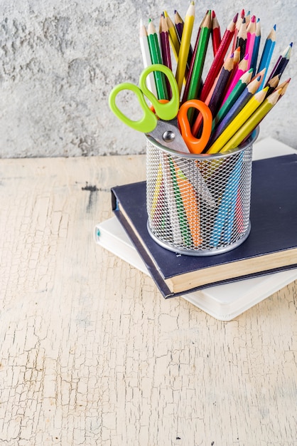 Torna al concetto di scuola con matite, materiale scolastico e libri