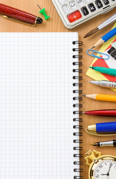Torna al concetto di scuola e notebook controllato su uno sfondo di legno