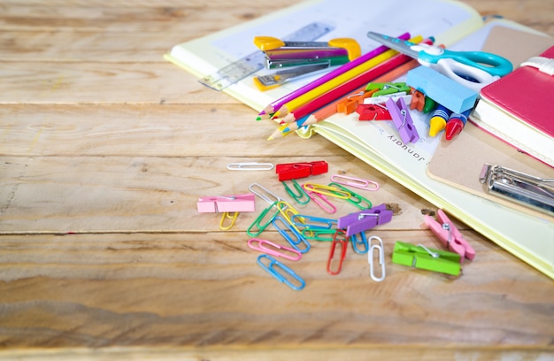 Torna al concetto di scuola. matita colorata e forniture sul tavolo di legno