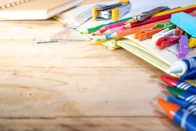 Torna al concetto di scuola. matita colorata e forniture sul tavolo di legno