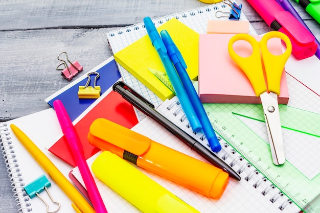 Torna al concetto di scuola. Rifornimenti di istruzione scolastica sui bordi di legno grigi