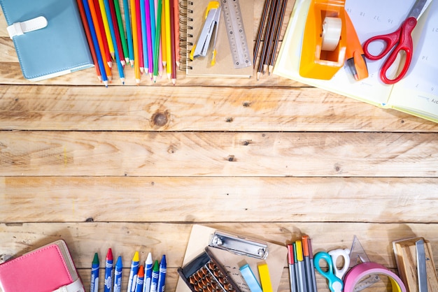 Torna al concetto di scuola. Vista superiore della matita colorata e forniture sul tavolo di legno