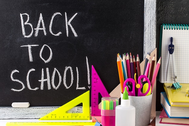 Torna al testo di scuola. Scuola stazionaria e lavagna.