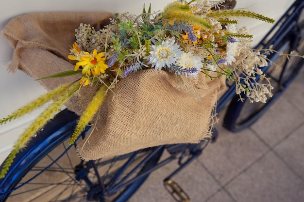 Tornando dal mercato in bicicletta