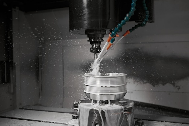 Tornitura automatica CNC con fabbrica di fresatura di perforazione robot con flussi di raffreddamento ad acqua vicino