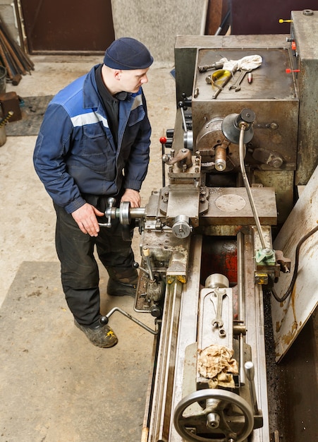 Tornitura di lavoro. Un uomo che lavora sulla macchina