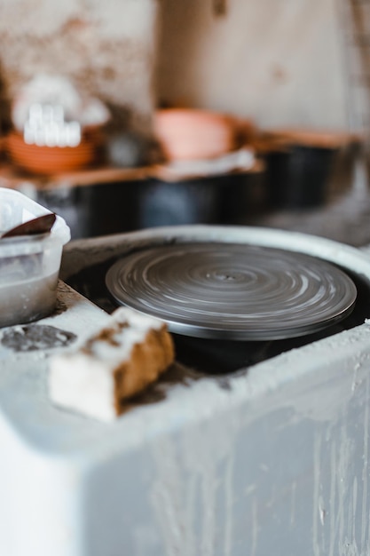 Torno di ceramica in un laboratorio di artigiani a Grottaglie Puglia