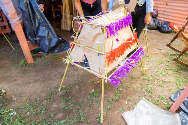 Toro ardente HalfConstructed in mostra nella vibrante scena del mercato in Nicaragua