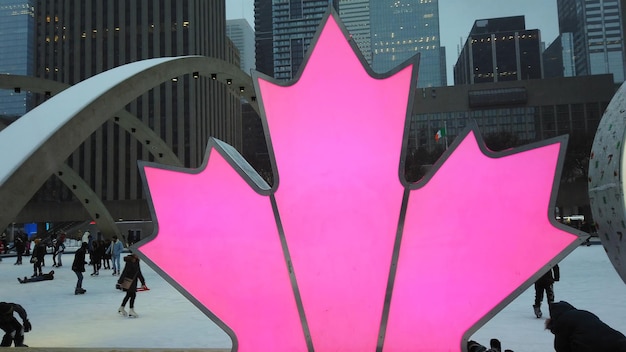 Toronto Canada 2 marzo 2019 persone che pattinano sul ghiaccio sulla famosa pista di pattinaggio di Toronto a Nathan Phillips Square con un cartello illuminato di Toronto