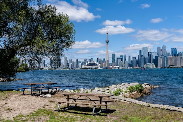 Toronto Island Park Panca in legno Toronto City skyline del centro in background Ontario Canada