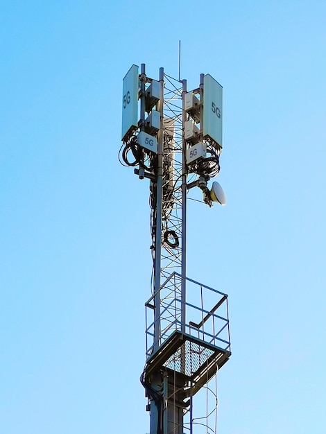 Torre 5G contro il cielo blu