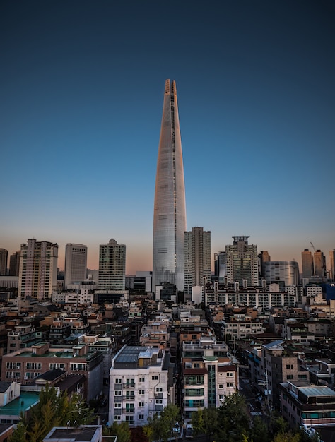 Torre a Seoul con piccoli edifici intorno