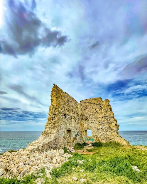 Torre abbandonata in cima alla scogliera sul mare in Spagna