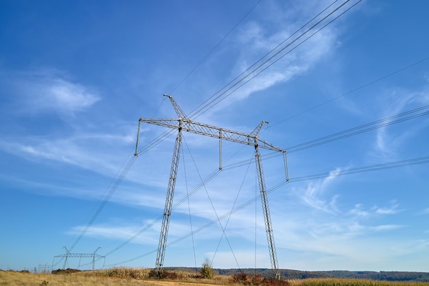 Torre ad alta tensione con linee elettriche che trasferiscono energia elettrica tramite cavi