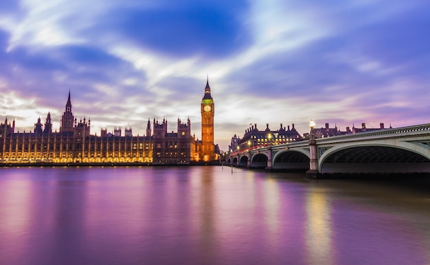 Torre Big Ben illuminata dall'edificio del parlamento e dal ponte contro il cielo durante il tramonto