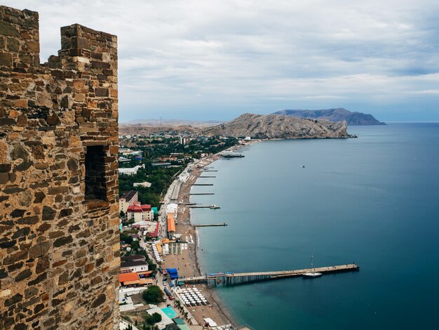 Torre con paesaggio costiero