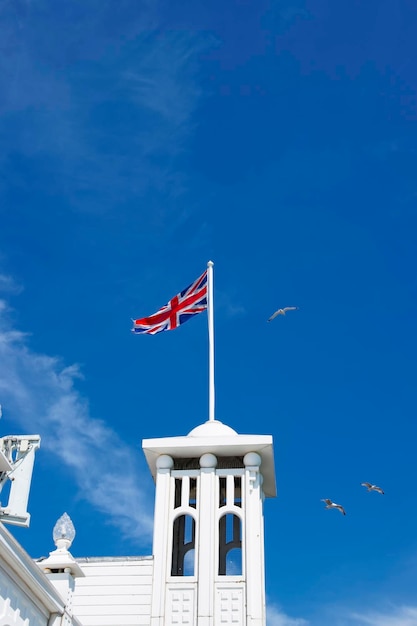 Torre con una bandiera degli Stati Uniti nel molo di Brighton nell'East Sussex nel Regno Unito. È anche chiamato Brighton Marine Palace and Pier, o Palace Pier. È sotto la protezione dell'UNESCO.