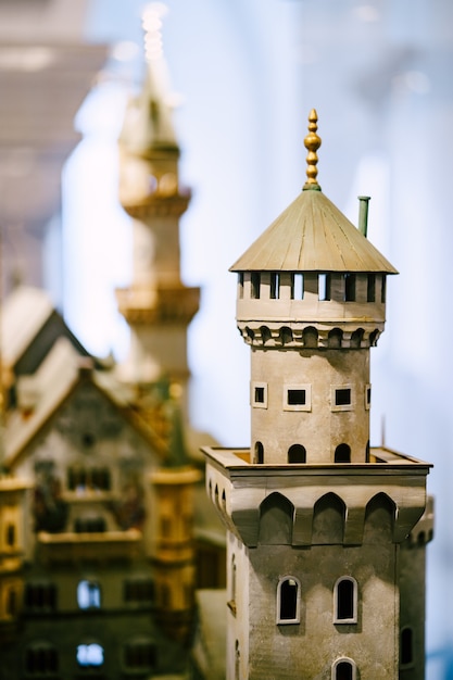 Torre con una guglia del castello di Neuschwanstein in miniatura