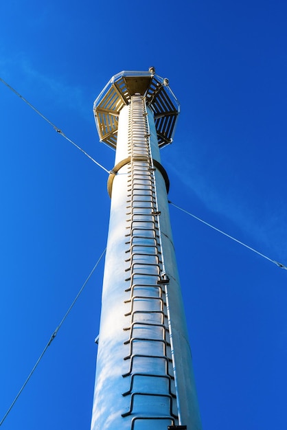 Torre con una scala contro il cielo.