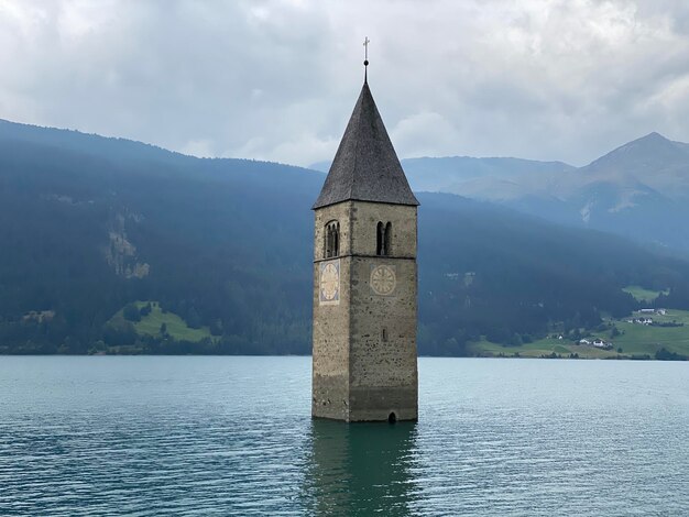 Torre costruita contro il cielo