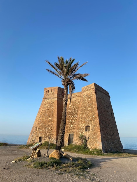 Torre de Macenas o castello di Macenas sulla spiaggia di Mojacar, Almeria, Spagna.