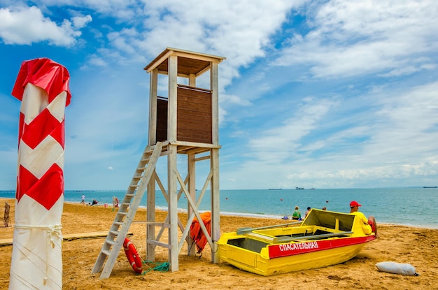 Torre del bagnino con una barca vicino al mare.