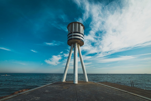 Torre del bagnino con vista sul mare sullo sfondo