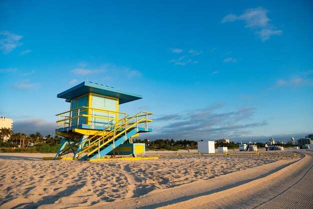 Torre del bagnino di Miami Beach nello spazio della copia delle vacanze estive