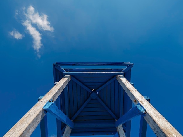 Torre del bagnino in legno e cielo blu