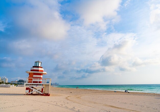 Torre del bagnino sul mare estivo nello spazio della copia di Miami