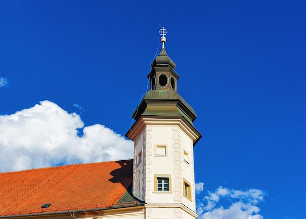 Torre del castello di Maribor su Grajski trg nella città vecchia di Maribor in Slovenia in Europa. Paesaggio urbano con palazzo museo medievale nella Bassa Stiria in Slovenija. Viaggi e turismo. Cielo azzurro e giornata di sole.