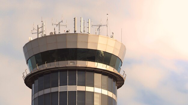 Torre del centro di contatto del traffico aereo dell'aeroporto internazionale di Suvarnabhumi Bangkok Thailandia che gestisce