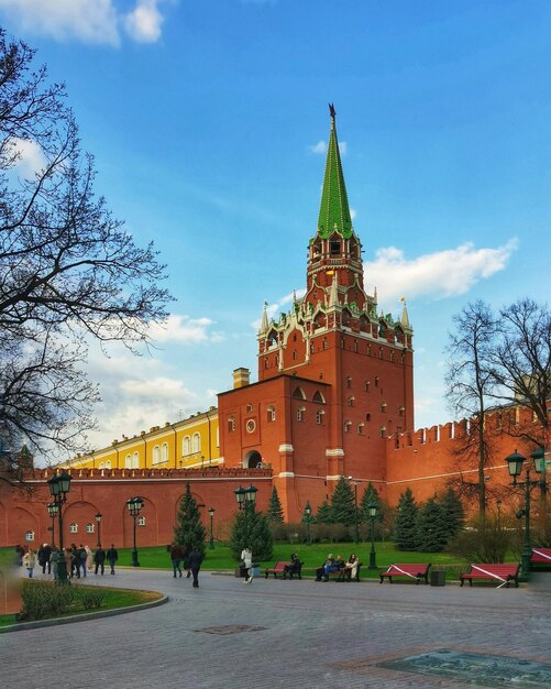 Torre del Cremlino di Mosca Russia Aprile 2022 Ingresso alla Piazza Rossa Persone che camminano sulla Piazza Rossa a Mosca