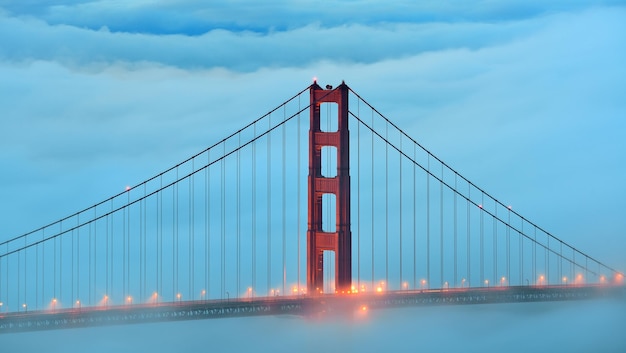 Torre del Golden Gate Bridge nel primo piano della nebbia a San Francisco