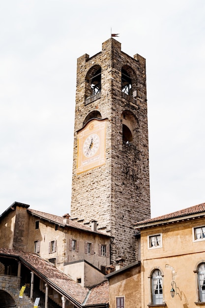 Torre del Gombito con un orologio sulla facciata in citta alta bergamo italia