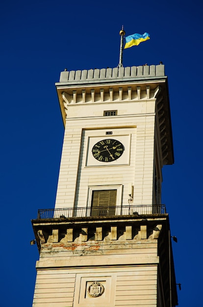 Torre del municipio nel centro della città europea Lviv contro il cielo blu