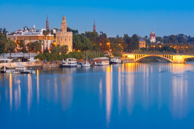 Torre del Oro di notte a Siviglia, in Spagna