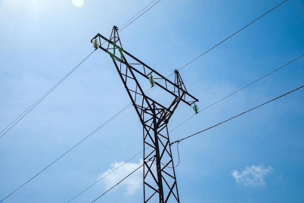 Torre del potere contro il cielo bluxA