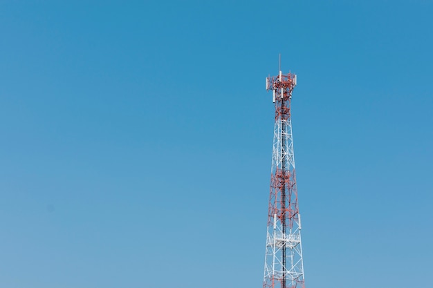 Torre del ripetitore dell&#39;antenna sul fondo del cielo blu.